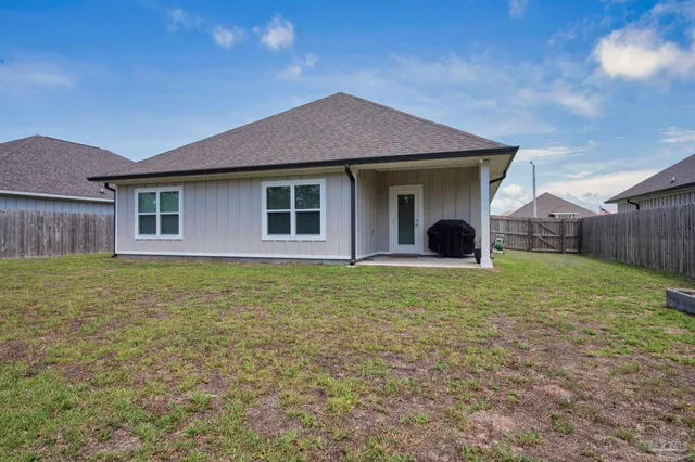 a view of a house with backyard and garden