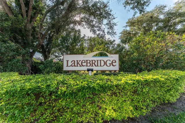 a view of yard with tree