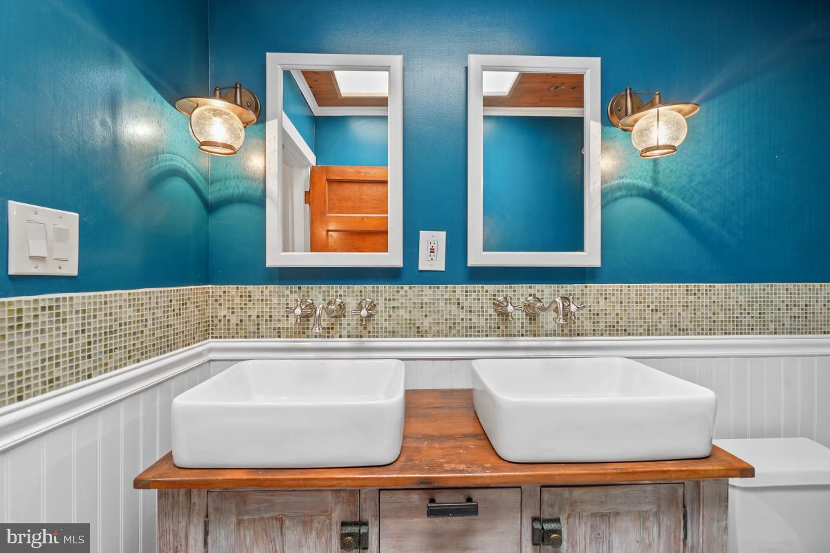 525 24th Street Northeast Washington, DC 20002 - Photo 22 of 49 Full Bathroom