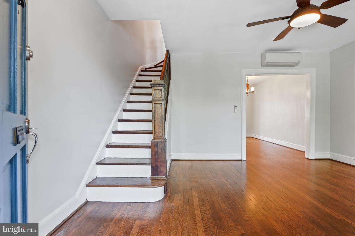 525 24th Street Northeast Washington, DC 20002 - Photo 5 of 49 Living Room