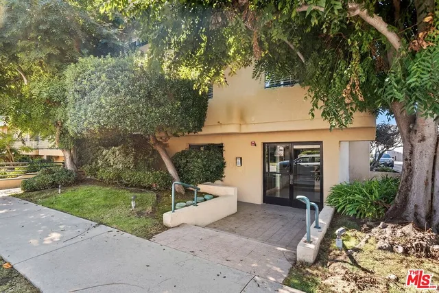 $4,395 | 1811 Manning Avenue, Unit 202, Los Angeles, CA 90025