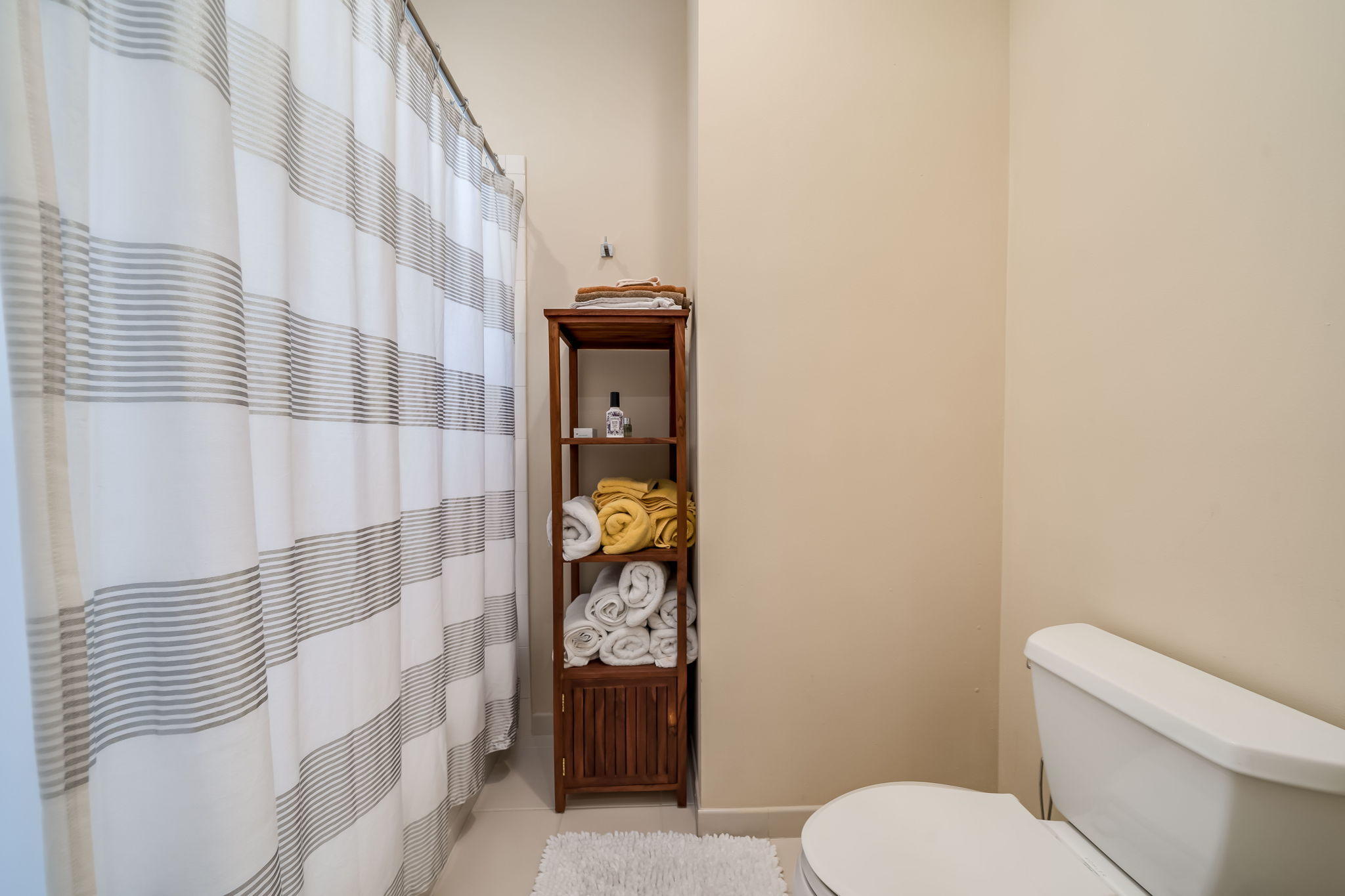 50 Via Poinciana Lane Boca Raton, FL 33487 - Photo 24 of 45 2nd floor guest bath