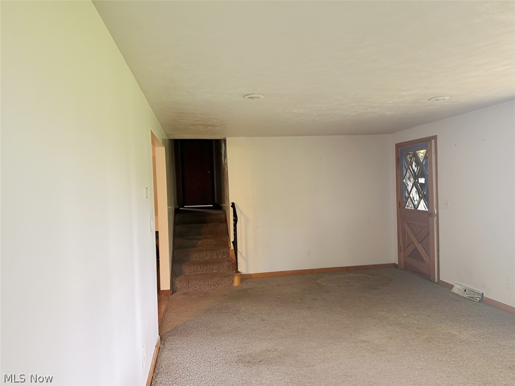 31997 Georgetown Road Salem, OH 44460 - Photo 3 of 13 liv and front door