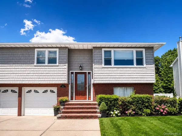 $4,300 | 120 42nd Street, Lindenhurst, NY 11757