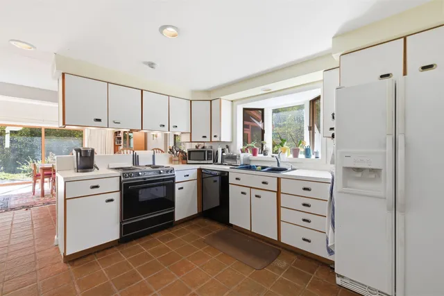 $800,000 | 733 North Road, Candia, NH 03034