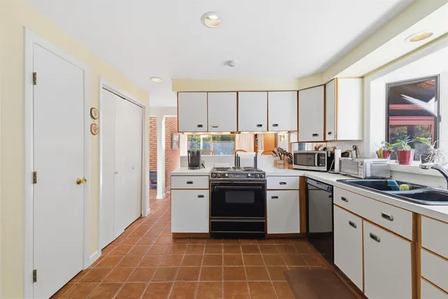 $800,000 | 733 North Road, Candia, NH 03034