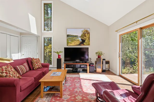 $800,000 | 733 North Road, Candia, NH 03034