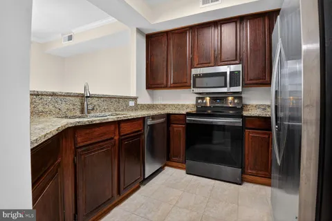 $400,000 | 6864 Brindle Heath Way, Unit 203, Alexandria, VA 22315