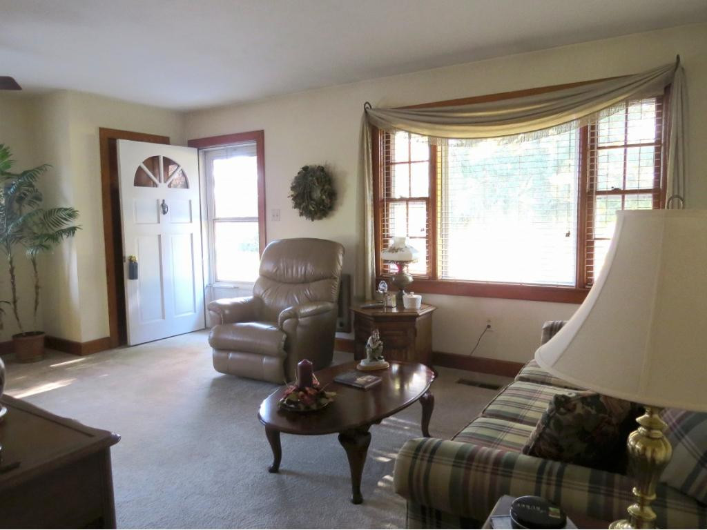 1612 Wendover Road Bristol, VA 24201 - Photo 5 of 26 cozy living room