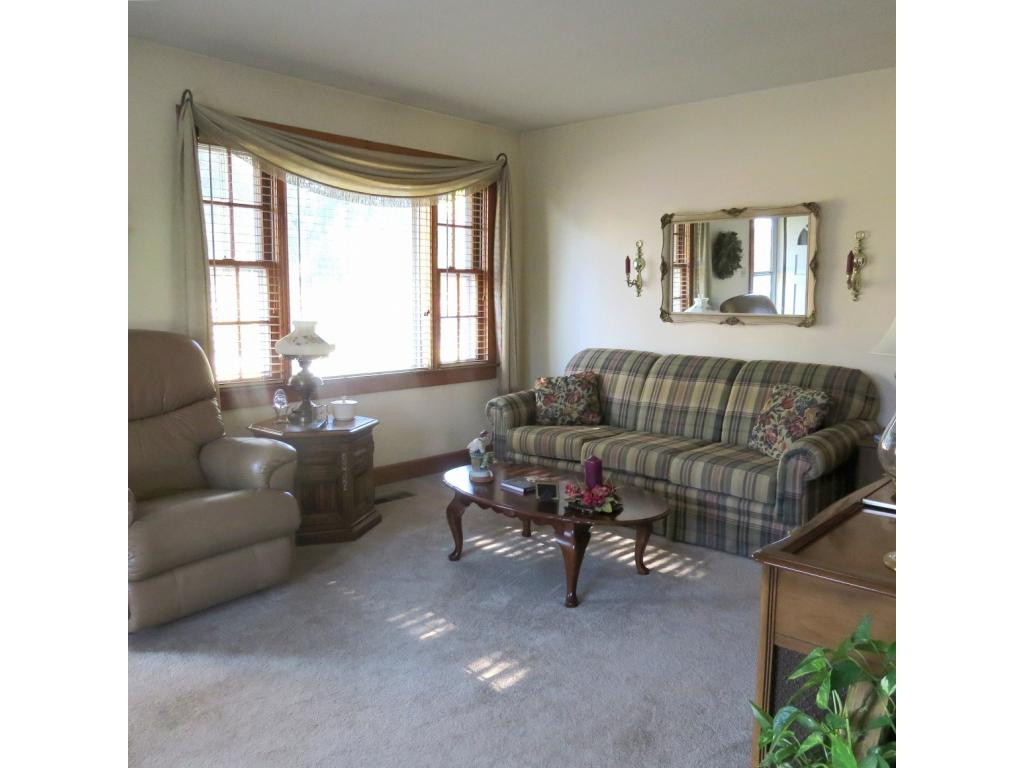 1612 Wendover Road Bristol, VA 24201 - Photo 6 of 26 front of living room