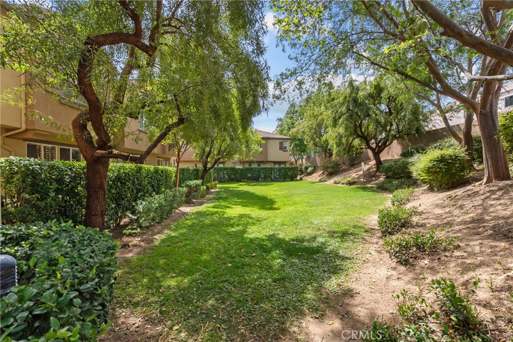 25222 Lurie Court Stevenson Ranch, CA 91381 - Photo 4 of 44