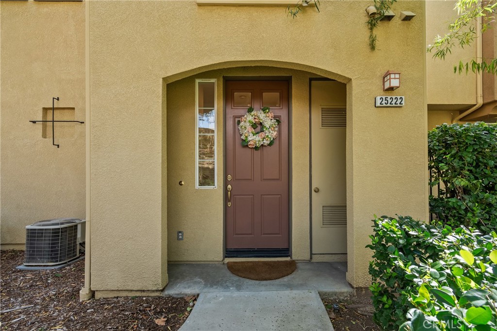 25222 Lurie Court Stevenson Ranch, CA 91381 - Photo 6 of 44