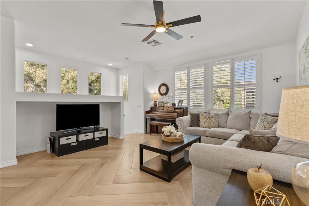 25222 Lurie Court Stevenson Ranch, CA 91381 - Photo 10 of 44