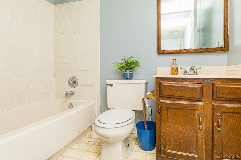 9816 Brenspark Road Chesterfield, VA 23832 - Photo 15 of 25 Hall bath on 3rd floor