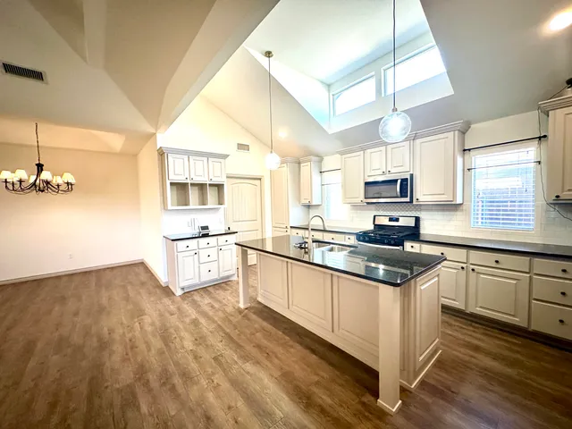 $1,925 | 7907 Avenue O, Lubbock, TX 79423