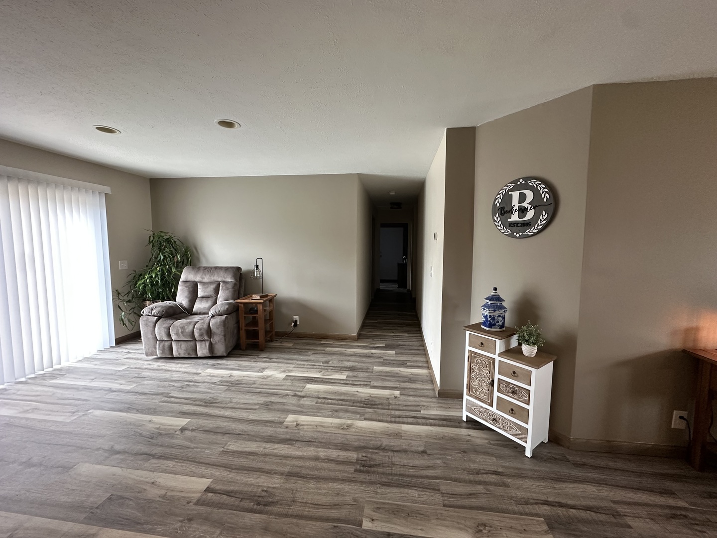 513 North 10th Street Benton, IL 62812 - Photo 58 of 75 a living room with furniture and a table
