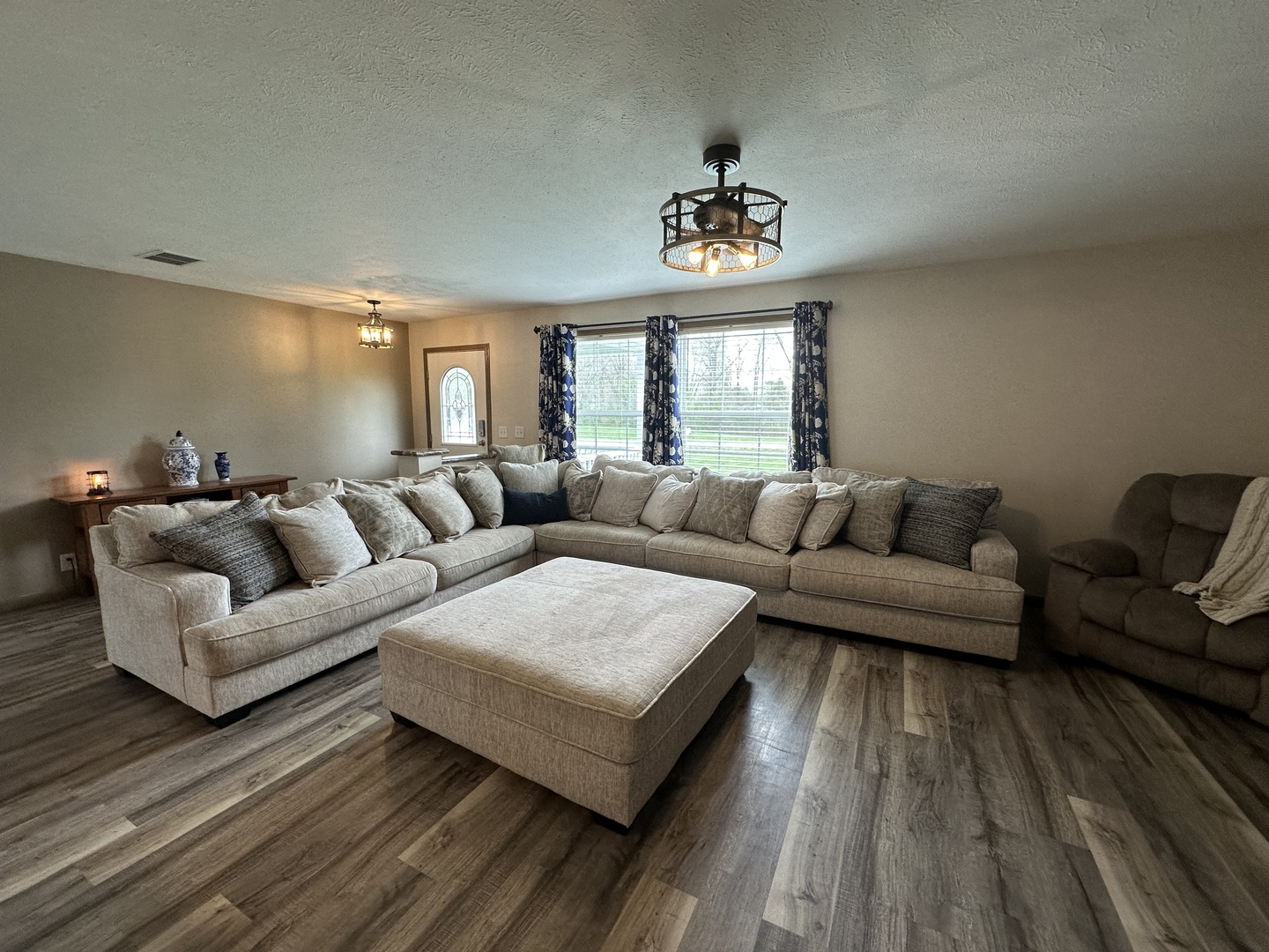 513 North 10th Street Benton, IL 62812 - Photo 61 of 75 a living room with furniture and a chandelier