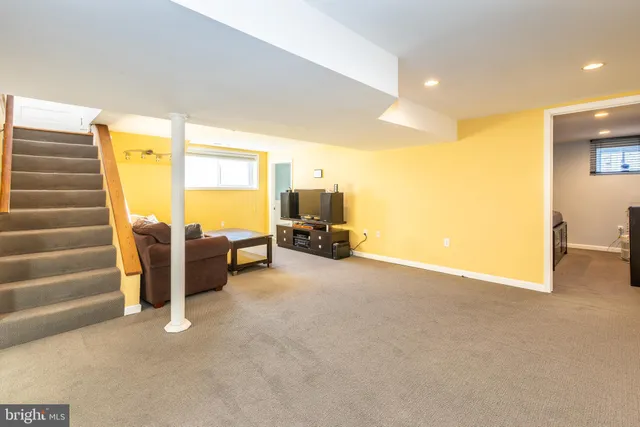 a view of a livingroom with furniture and a ceiling fan