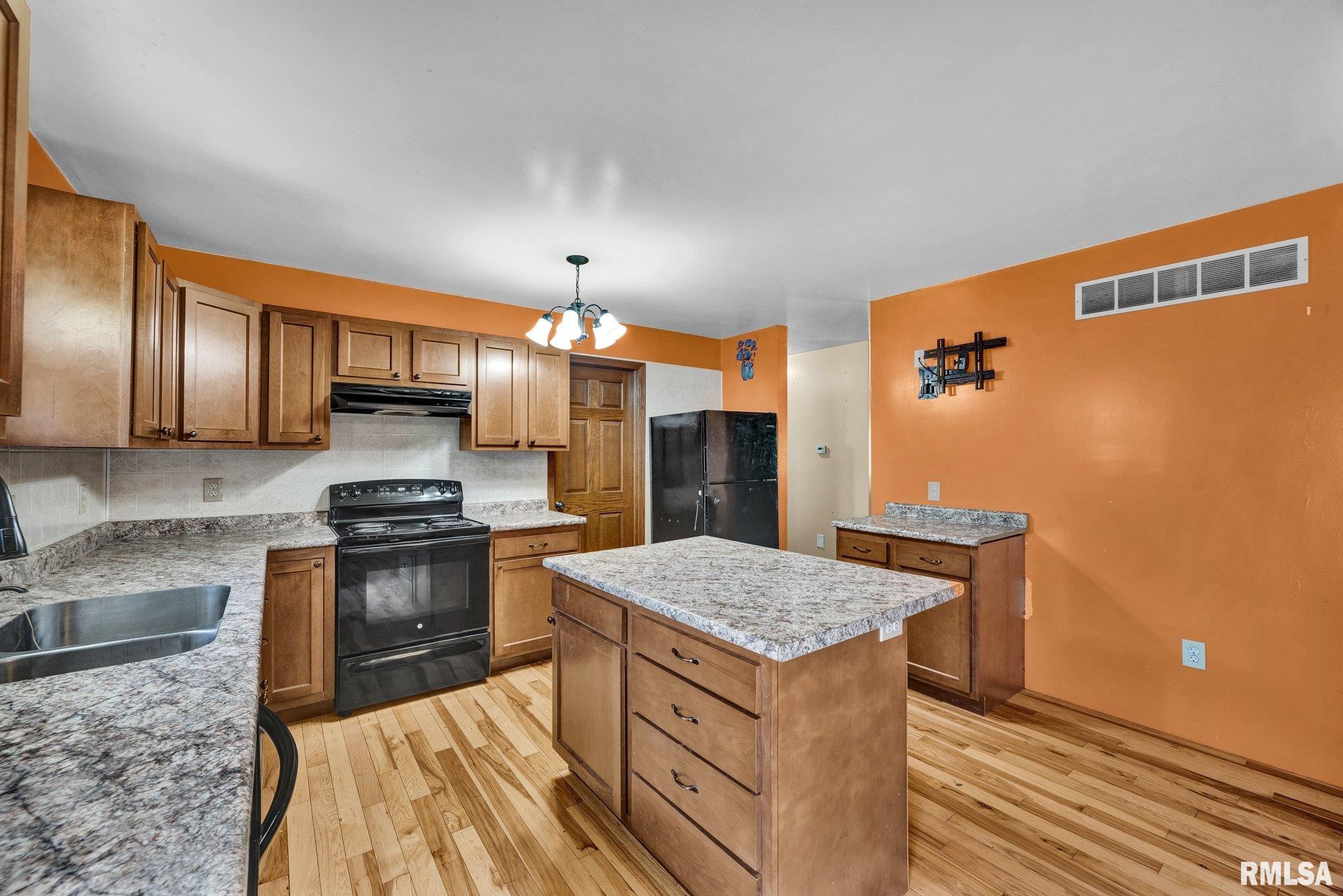 118 South Locust Street Williamsfield, IL 61489 - Photo 9 of 46