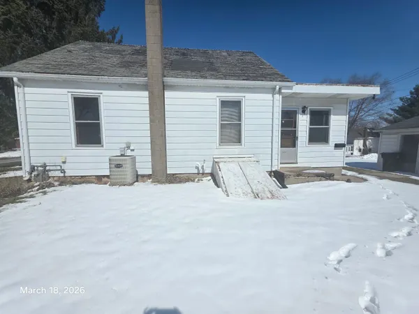 $59,900 | 694 Montgomery Avenue, East Dubuque, IL 61025