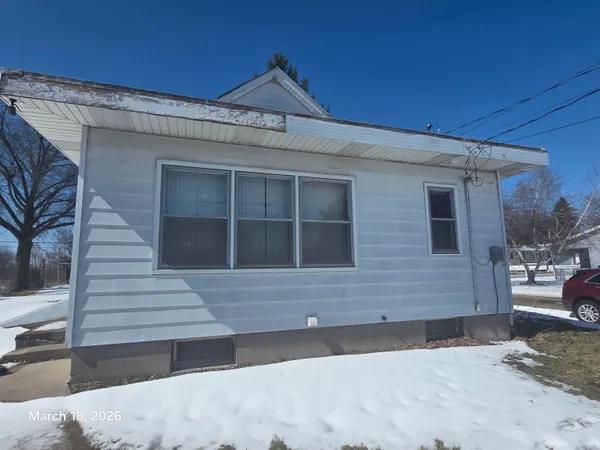 $59,900 | 694 Montgomery Avenue, East Dubuque, IL 61025