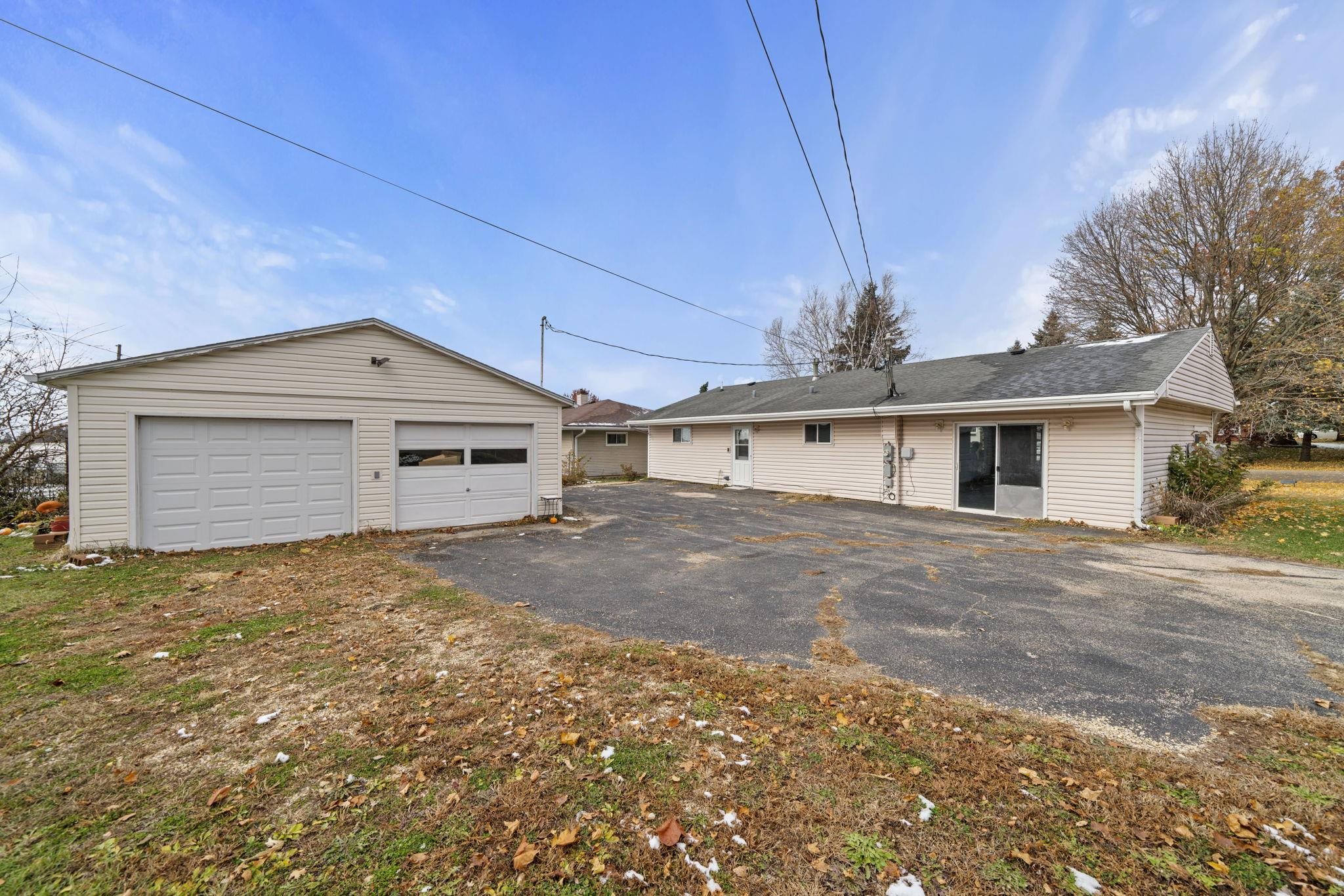 601 West 1st Street Mount Morris, IL 61054 - Photo 1 of 28 a front view of a house with a yard and garage
