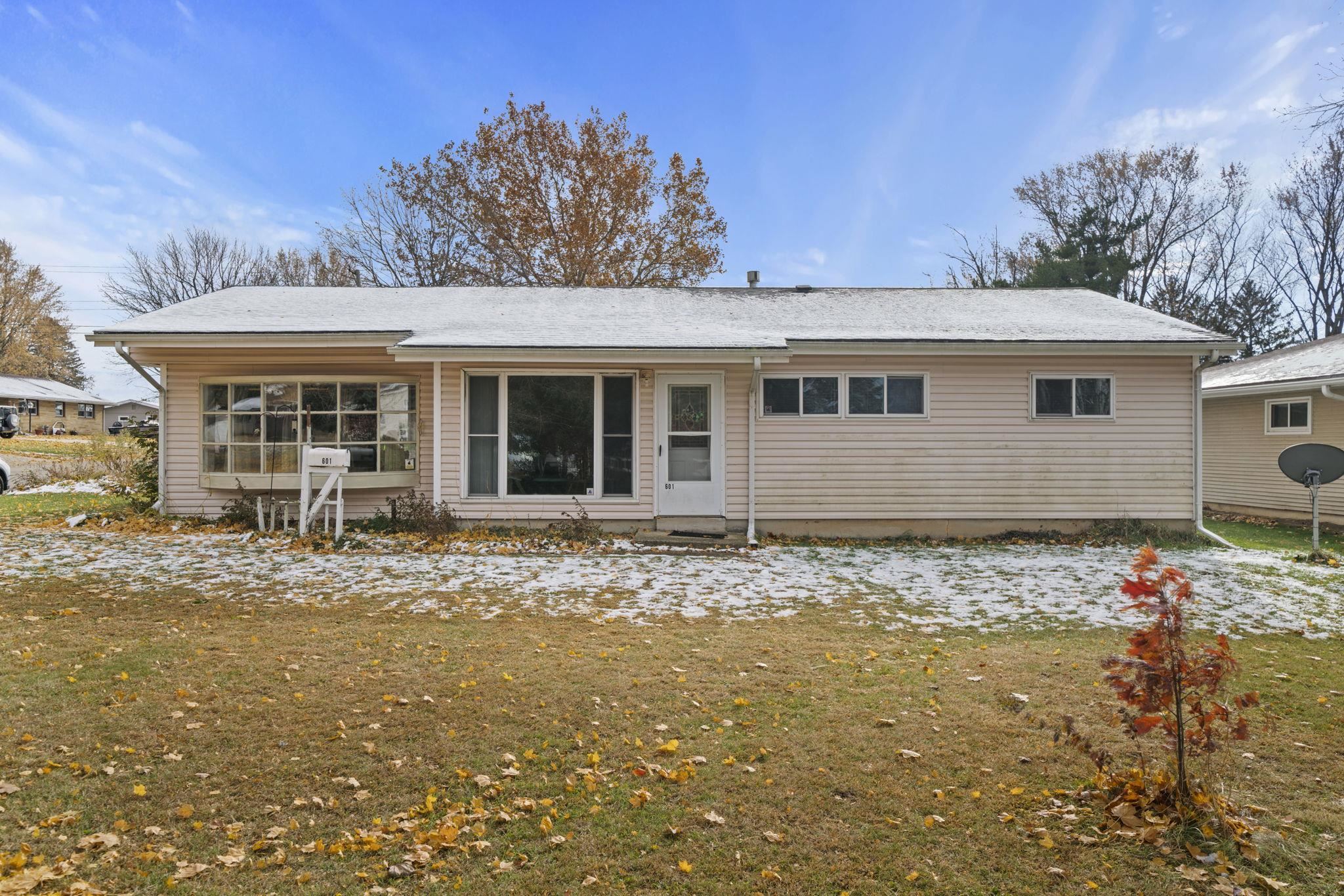 601 West 1st Street Mount Morris, IL 61054 - Photo 2 of 28 a front view of a house with garden