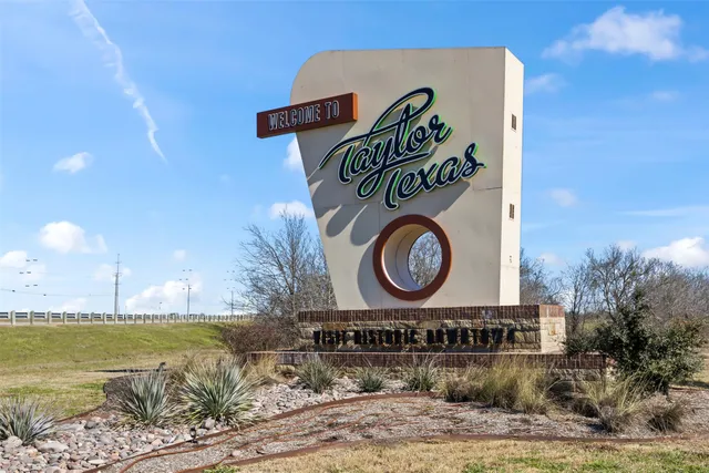 $550,000 | 703 North Main Street, Taylor, TX 76574