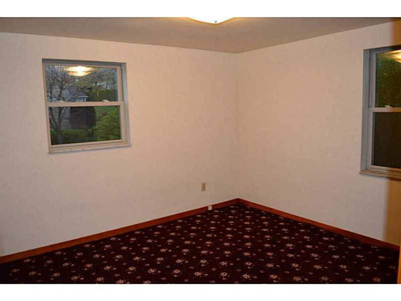 1039 Greentree Road Green Tree, PA 15220 - Photo 3 of 10 Bedroom.
