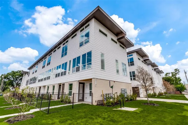 $3,060 | 4718 Bryan Street, Unit 305, Dallas, TX 75204
