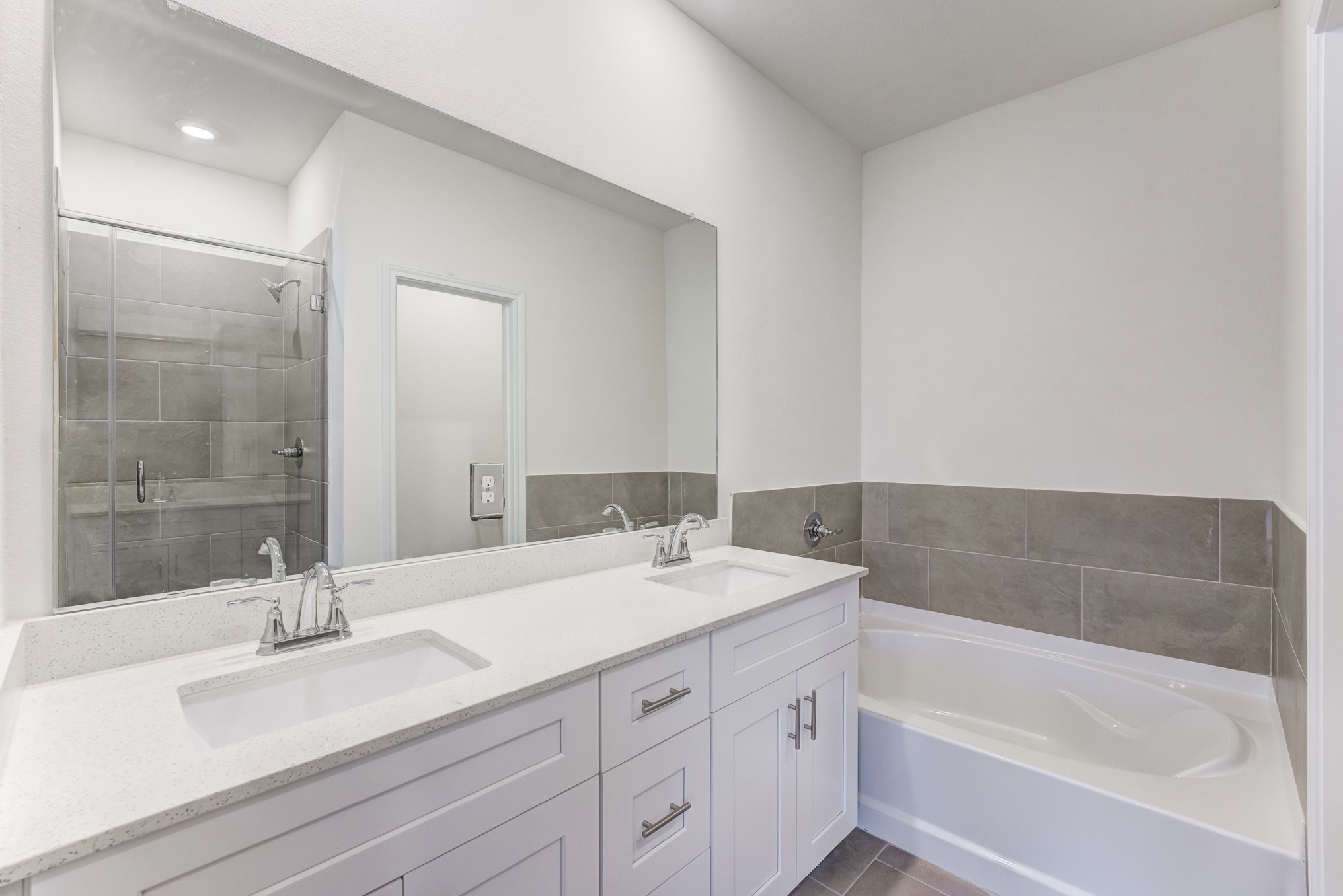20646 Dynamic Court Humble, TX 77338 - Photo 25 of 40 a bathroom with a bathtub sink and mirror