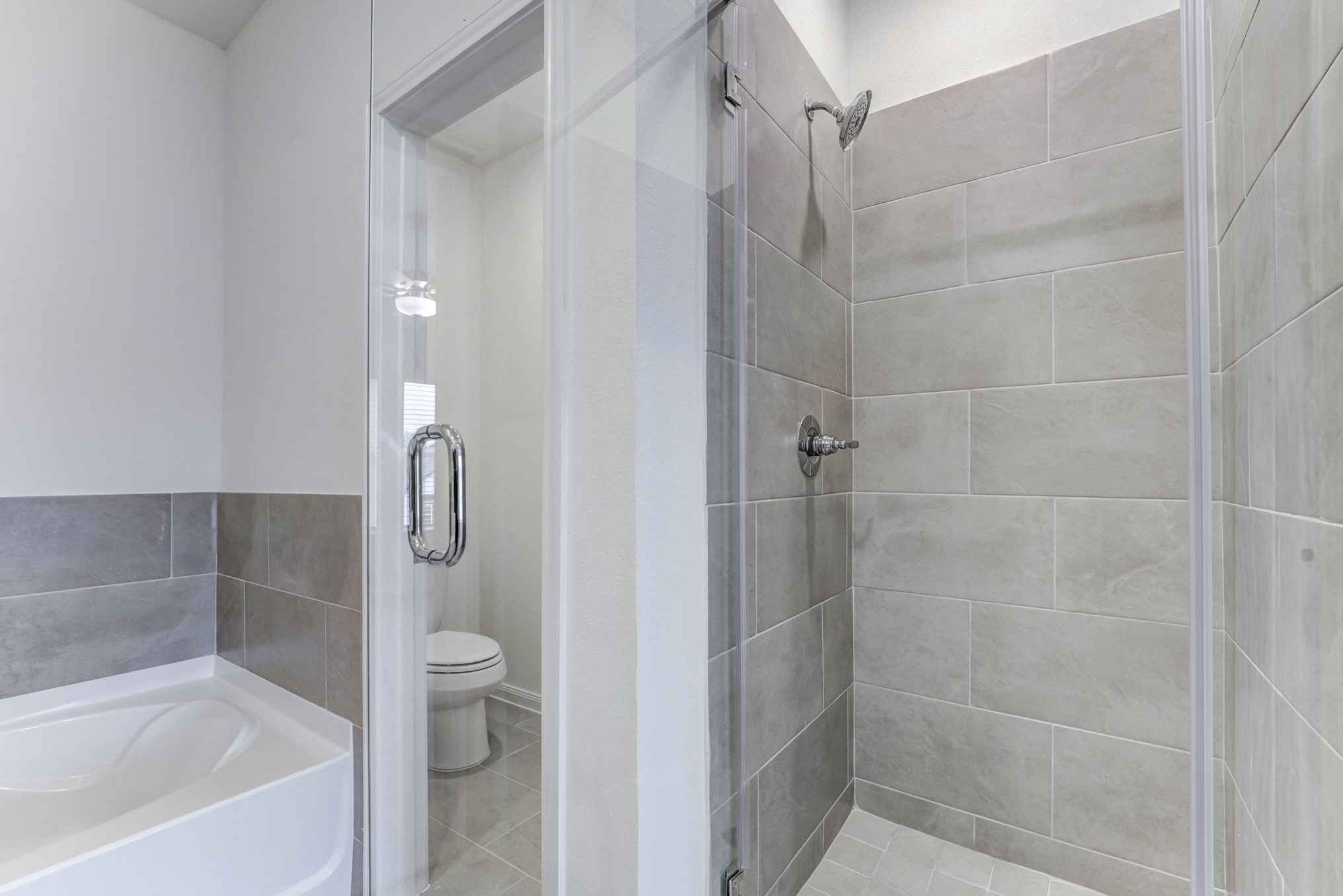 20646 Dynamic Court Humble, TX 77338 - Photo 26 of 40 a bathroom with a bathtub