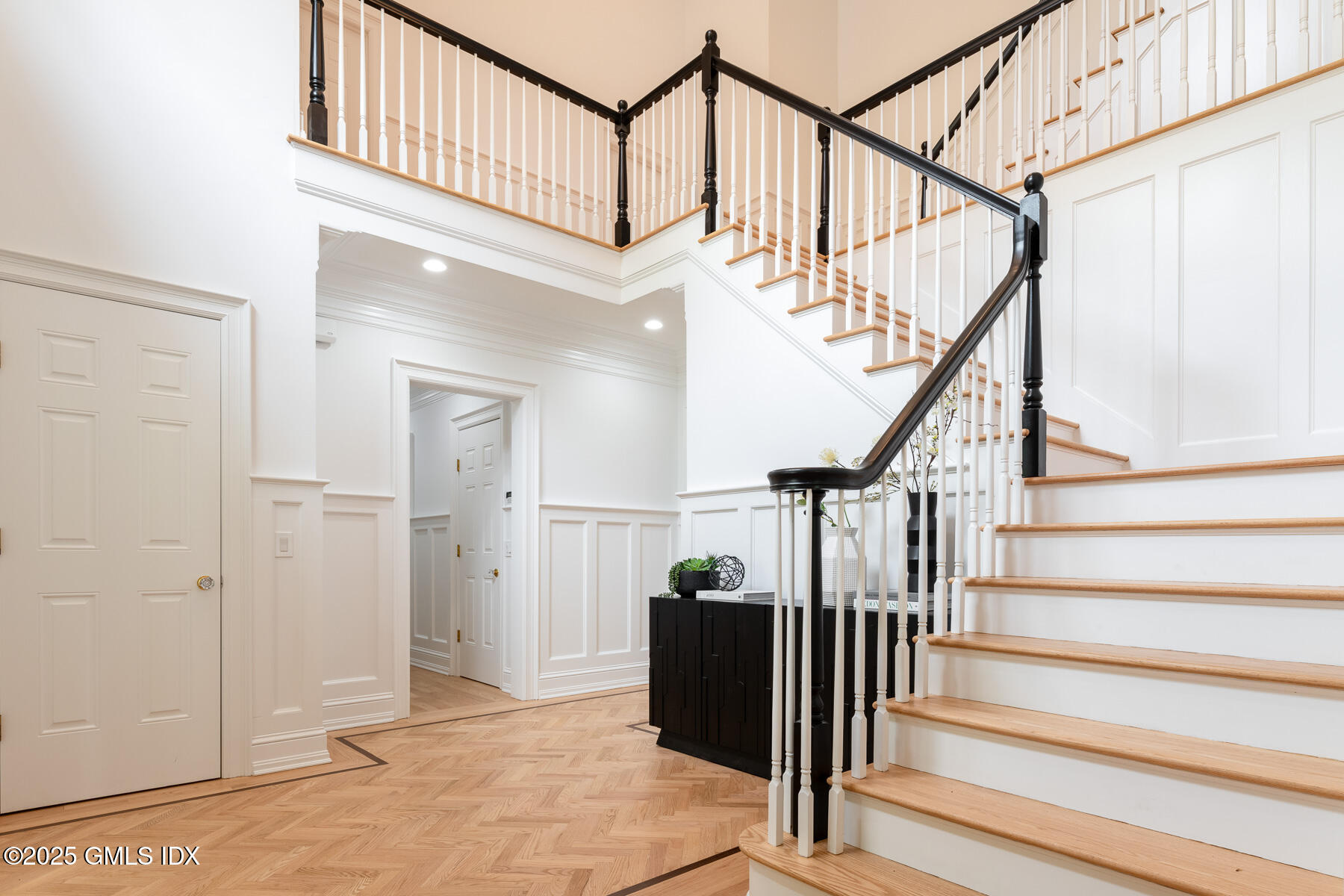 52 Breezemont Avenue Riverside, CT 06878 - Photo 3 of 27 Foyer