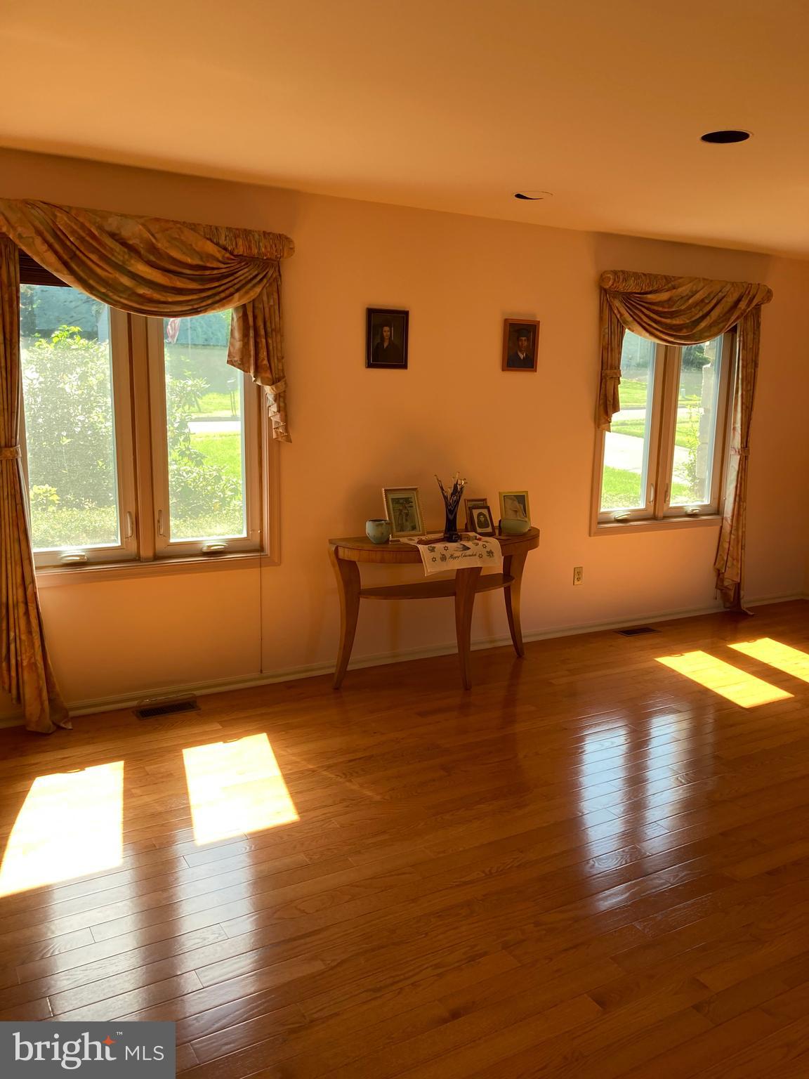 80 Snowflake Road Huntingdon Valley, PA 19006 - Photo 5 of 37 Gallery Image 5