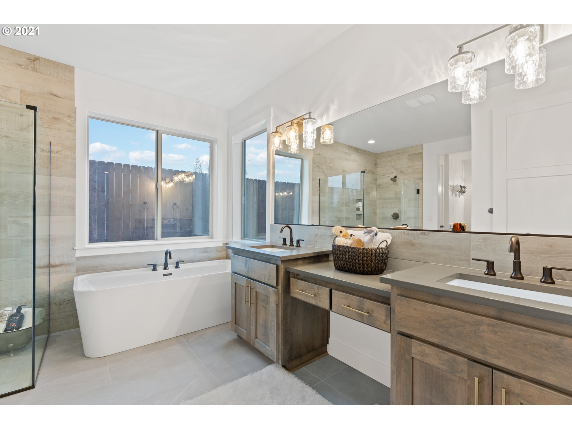 912 South 88th Avenue Ridgefield, WA 98642 - Photo 27 of 32 a spacious bathroom with a granite countertop sink mirror and bathtub