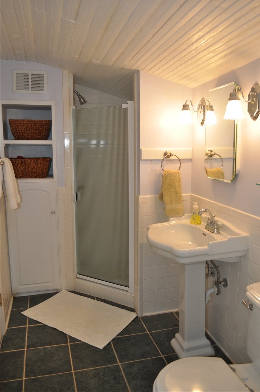 3994 Spring Hill Road Staunton, VA 24401 - Photo 38 of 41 a bathroom with a sink toilet and shower