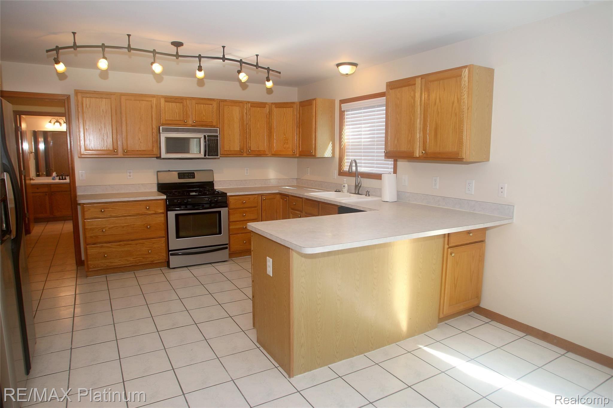 1756 Argentine Road Howell, MI 48843 - Photo 10 of 46 kitchen4.jpg