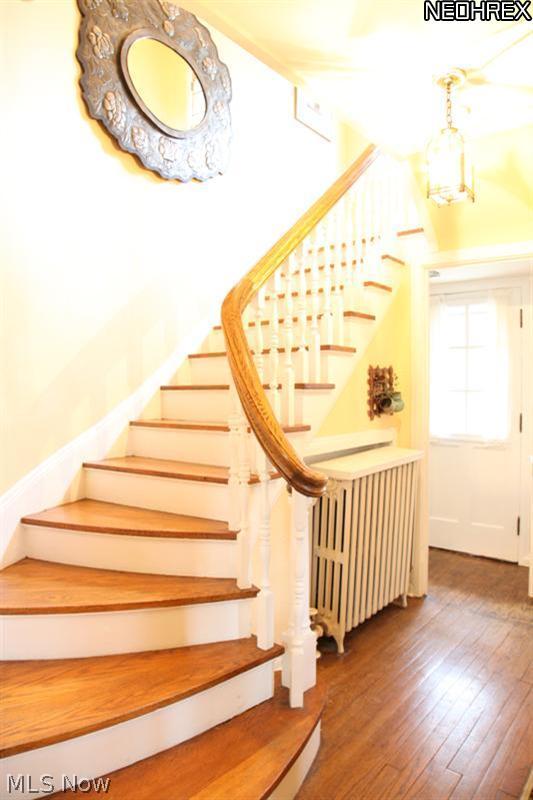 3273 Chadbourne Road Cleveland, OH 44120 - Photo 5 of 25 Stunning Curved Stairway
