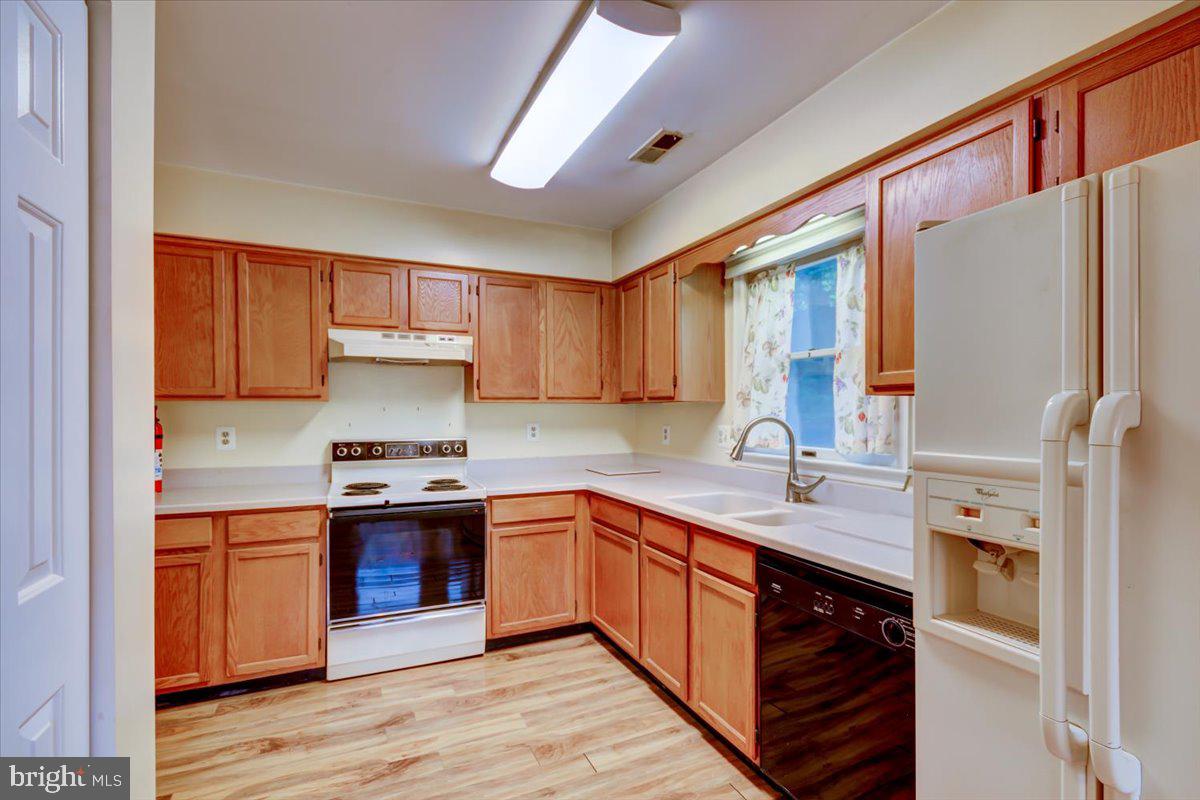 2792 Rudder Drive Annapolis, MD 21401 - Photo 8 of 36 Spacious Kitchen