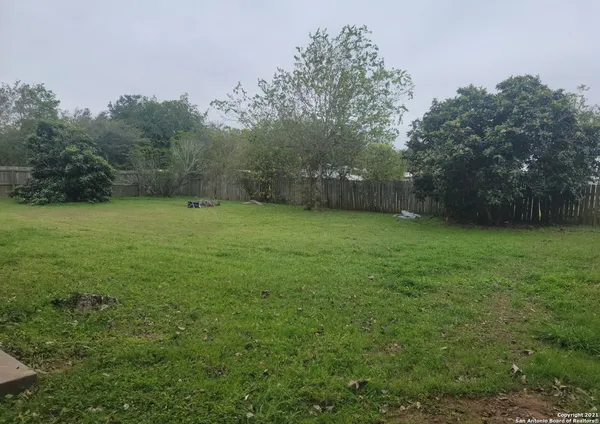 $1,400 | 925 4th Street, Floresville, TX 78114