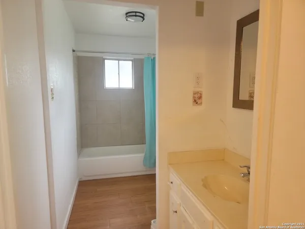 $1,400 | 925 4th Street, Floresville, TX 78114