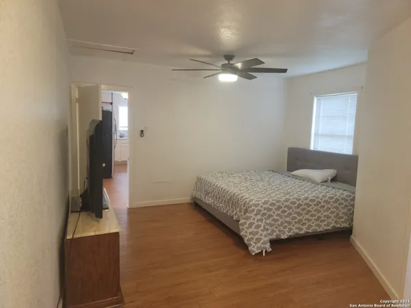 $1,400 | 925 4th Street, Floresville, TX 78114