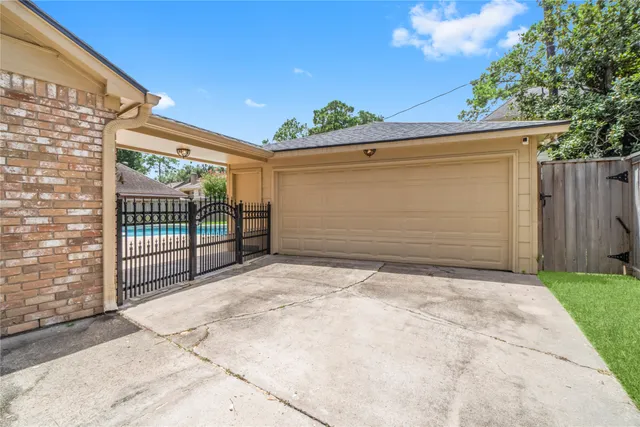 a view of backyard with a garden