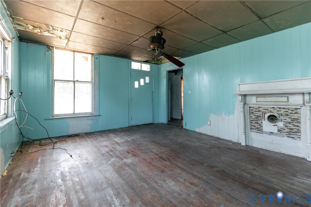 13512 Queen Street Disputanta, VA 23842 - Photo 11 of 46 an empty room with windows and fireplace