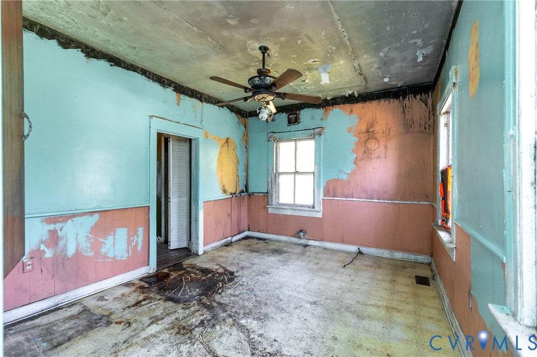 13512 Queen Street Disputanta, VA 23842 - Photo 12 of 46 a view of entryway