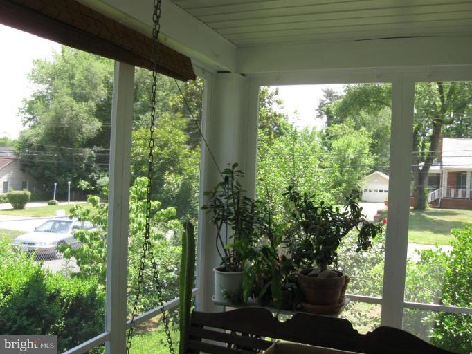 1918 Fairfax Road Annapolis, MD 21401 - Photo 7 of 20 Screened-in Porch