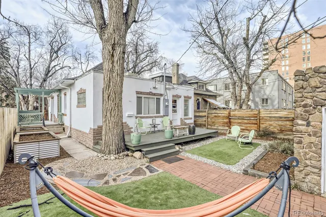 a view of a house with backyard