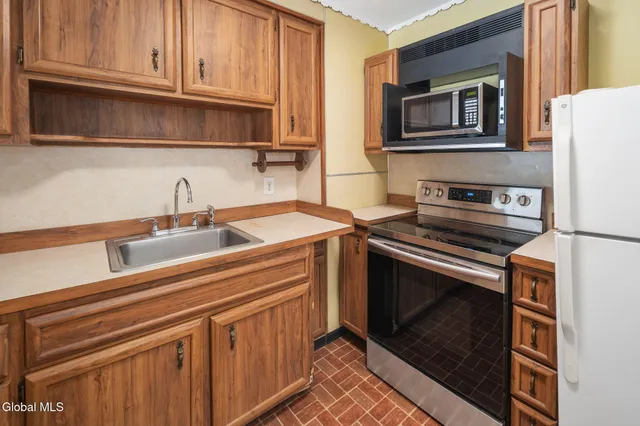 $199,500 | 4 Woodrow Road, Amsterdam, NY 12010