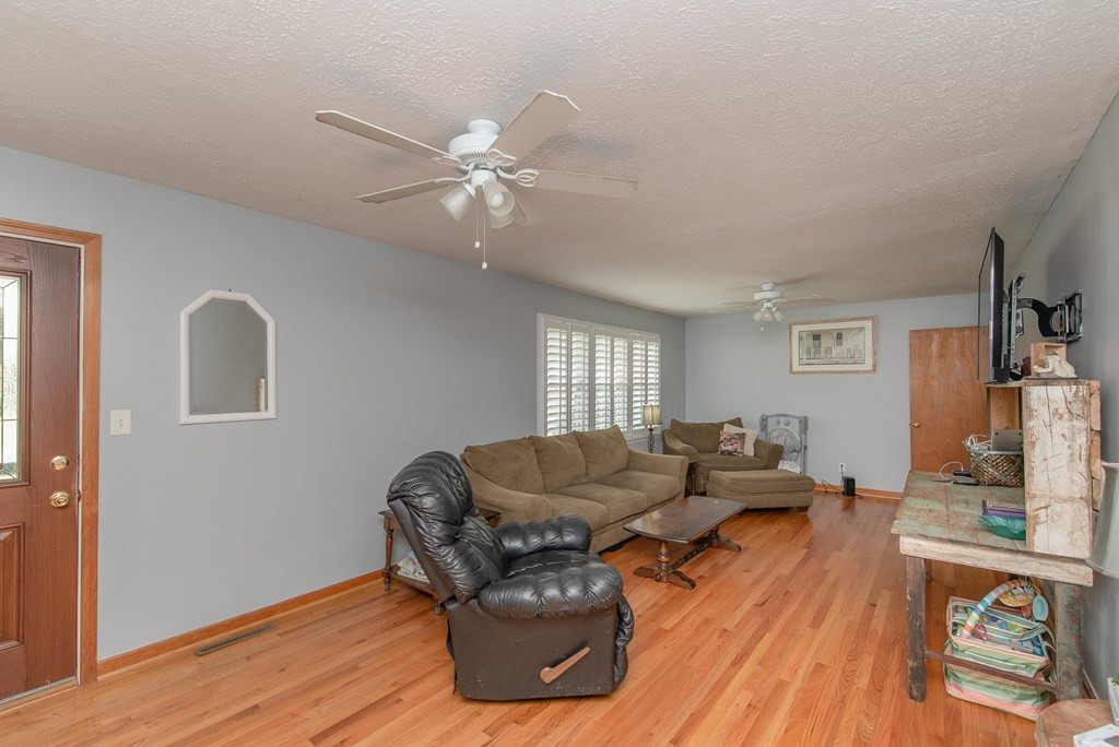 192 Marcia Street Williston, SC 29853 - Photo 7 of 32