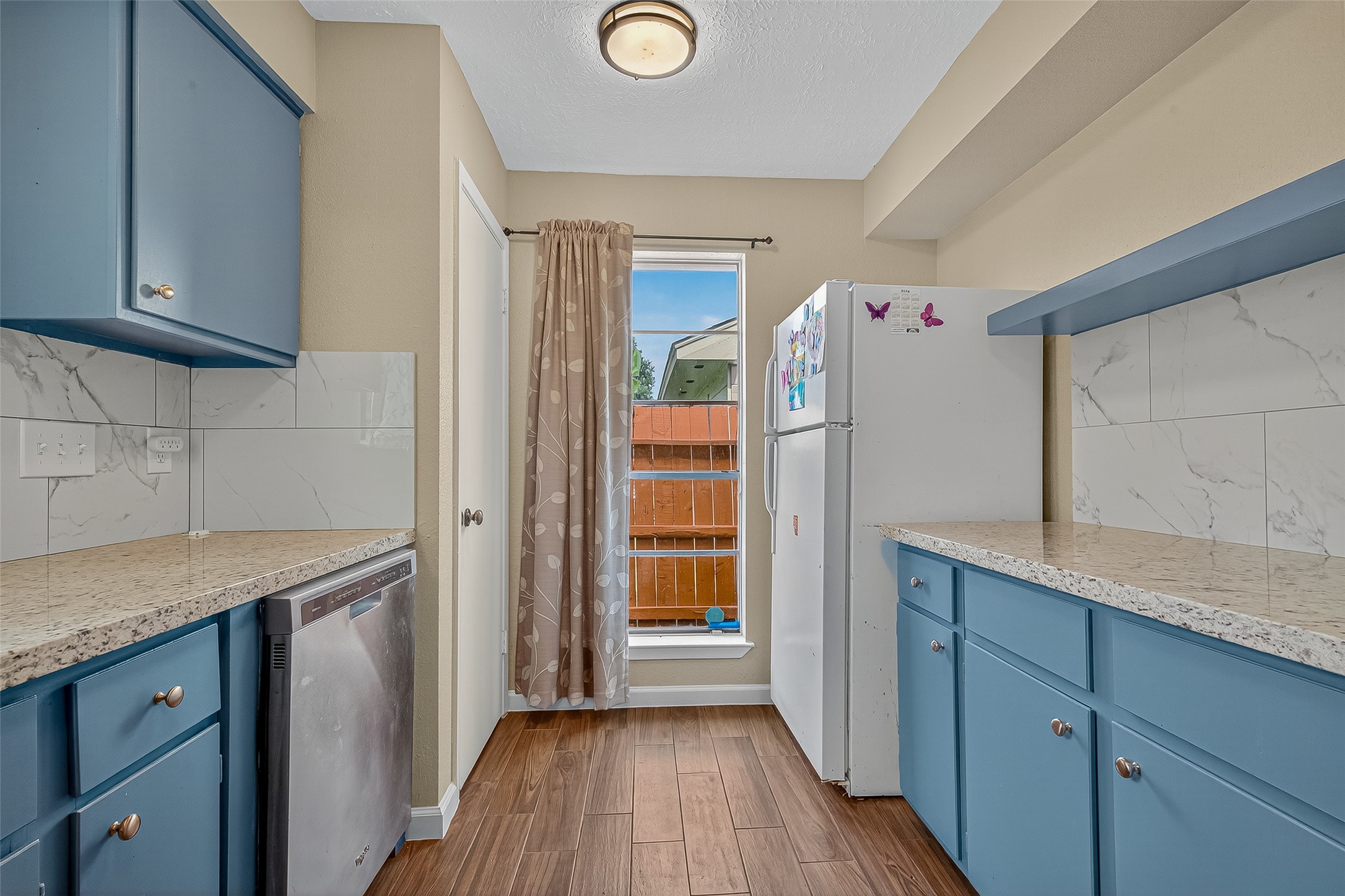 2719 Flintrock Circle Houston, TX 77067 - Photo 11 of 22 a kitchen with a refrigerator and a sink